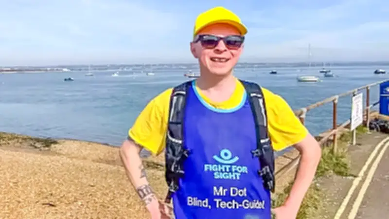 দৃষ্টিপ্রতিবন্ধী ক্লার্ক রেনল্ডস এআই চশমা পরে ব্রাইটন ম্যারাথনে অংশ নিতে যাচ্ছেন