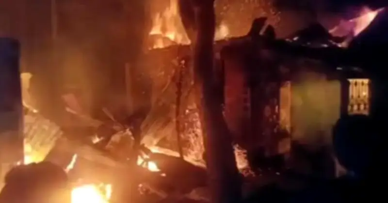 ফেনীতে ছাত্রদল নেতার বাড়িতে আগুন: চাঁদাবাজির প্রতিবাদের জেরে হামলা