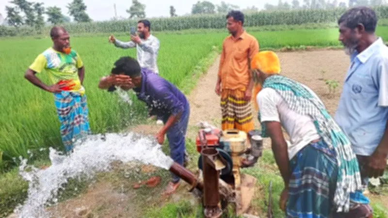 জামালপুরে প্রশাসনের উদ্যোগে সেচপাম্পে জ্বালানি সরবরাহ, কৃষকদের দুশ্চিন্তা দূর