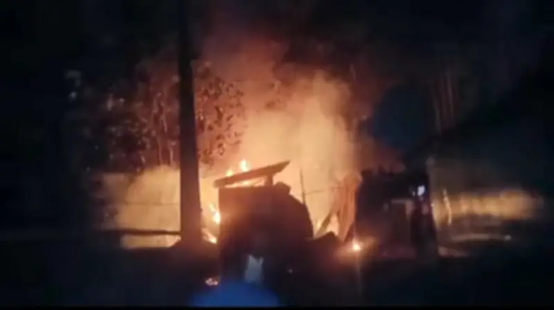 ফেনীতে ছাত্রদল নেতার বাড়িতে অগ্নিসংযোগ: মাটি ব্যবসার দ্বন্দ্বের জেরে হামলা