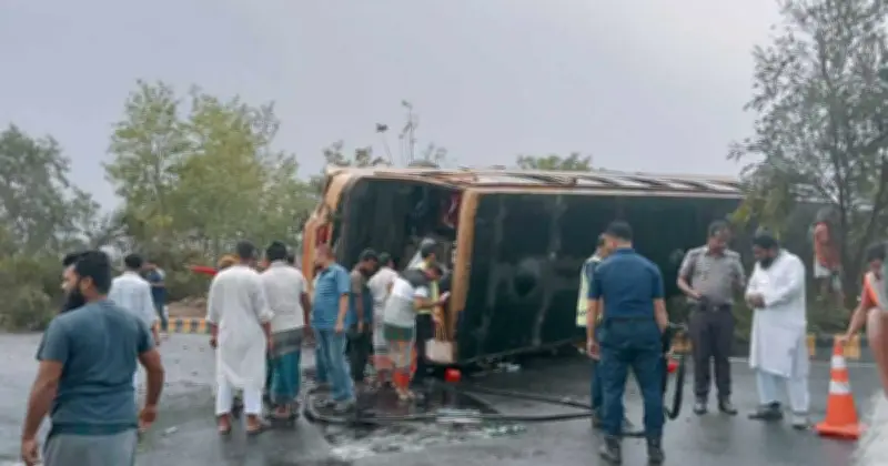 ঢাকা-ভাঙ্গা এক্সপ্রেসওয়েতে বাস উল্টে ১৫ জন আহত, দ্রুত গতিই কারণ