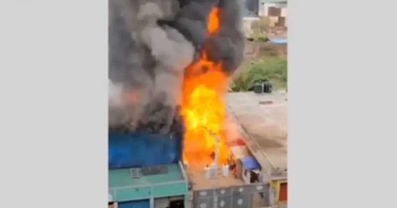 রাজধানীর কদমতলীতে গ্যাসলাইটার কারখানায় আগুন, নিয়ন্ত্রণে ফায়ার সার্ভিসের তিন ইউনিট