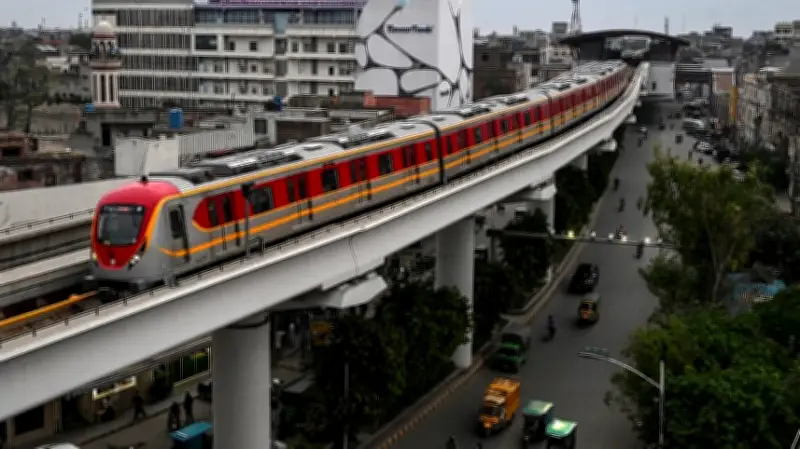 পাকিস্তানে ৩০ দিনের জন্য বিনামূল্যে গণপরিবহন, জ্বালানি সংকটে সরকারের বিশেষ উদ্যোগ