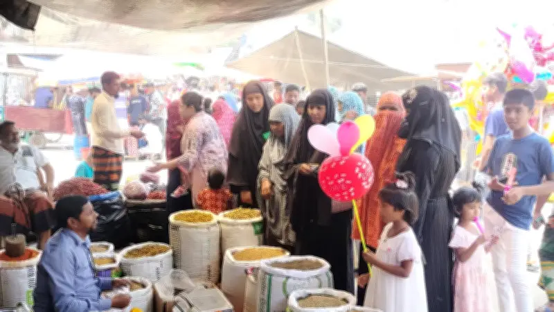 সিরাজগঞ্জের বারুহাঁসে ঐতিহ্যবাহী বউমেলায় নারী ও শিশুদের উপচে পড়া ভিড়