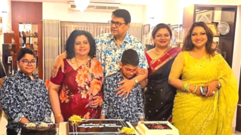 বরেণ্য অভিনেতা আলমগীরের ৭৬তম জন্মদিনে তারকাদের আড্ডা ও কেক কাটা