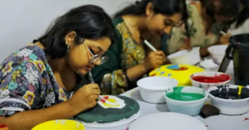 ঢাকা বিশ্ববিদ্যালয়ে ব্যস্ততা: পহেলা বৈশাখের মঙ্গল শোভাযাত্রার প্রস্তুতি চলছে