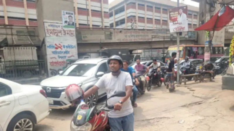 রাজধানীতে তেলের জন্য দীর্ঘ লাইন: চালকদের ভোগান্তি বেড়েই চলেছে