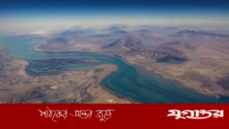 ইরান হরমুজ প্রণালিতে অত্যাবশ্যকীয় পণ্যবাহী জাহাজের জন্য পথ খুলে দিল