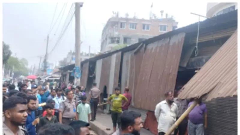 ঢাকার ফুটপাত ও সড়কের অবৈধ দখল উচ্ছেদে ডিএমপির অভিযান: ৩.৭ লাখ টাকা জরিমানা ও ১৩ জনের কারাদণ্ড