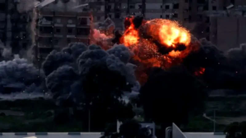 ইরানের প্রতিশোধের ধাক্কা সামলাতে আমিরাতের পদক্ষেপ: হরমুজ প্রণালীতে ত্রাণ পরিবহনে অনুমতি