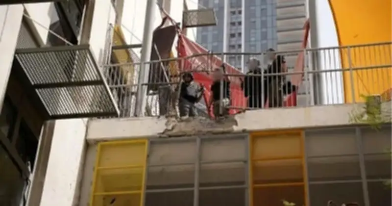 ইসরায়েলে ইরানি ক্ষেপণাস্ত্র হামলা: সামরিক ঘাঁটি ও স্কুল ক্ষতিগ্রস্ত, আহত ১