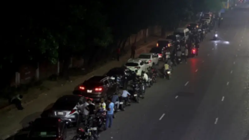 রাজধানীতে জ্বালানি তেলের সংকট: বিজয় সরণিতে রাতভর মানুষের দীর্ঘ অপেক্ষা