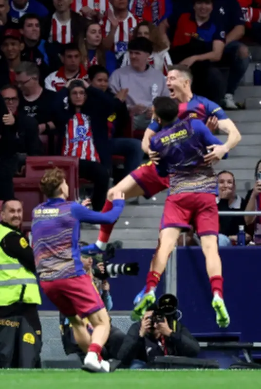 বিশ্বকাপ হারালেও লিগ জয়ের পথে বার্সা, লেভানডফস্কির গোলে উচ্ছ্বাস