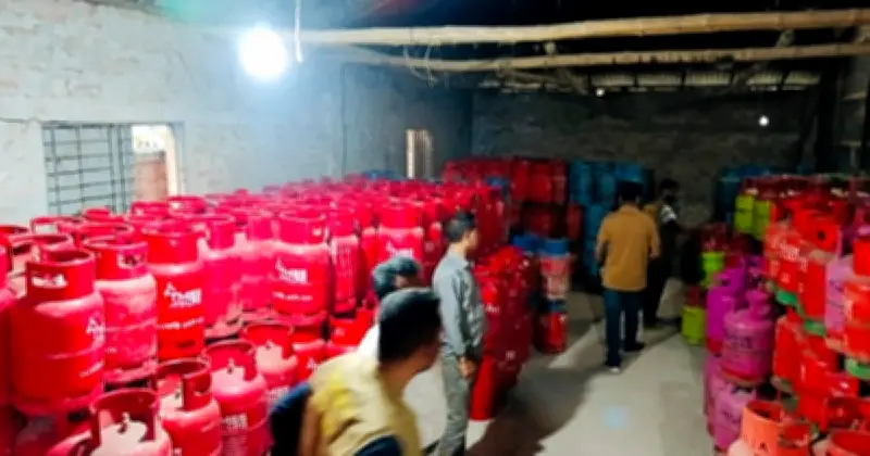 গাজীপুরে এলপি গ্যাসের দাম ও মজুতদারিতে তিন প্রতিষ্ঠানের ৬ লাখ টাকা জরিমানা