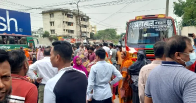 নাসা গ্রুপের পোশাক শ্রমিকদের বেতনের দাবিতে তেজগাঁও লিংক রোডে অবরোধ, যান চলাচল ব্যাহত