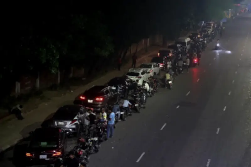 রাজধানীতে জ্বালানি তেলের সংকট: বিজয় সরণিতে দীর্ঘ সারিতে শত শত মানুষ