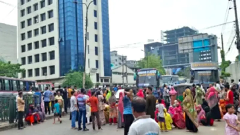 বেতনের দাবিতে তেজগাঁওয়ে পোশাককর্মীদের সড়ক অবরোধ, পাবনায় হাম-রুবেলা টিকাদান শুরু