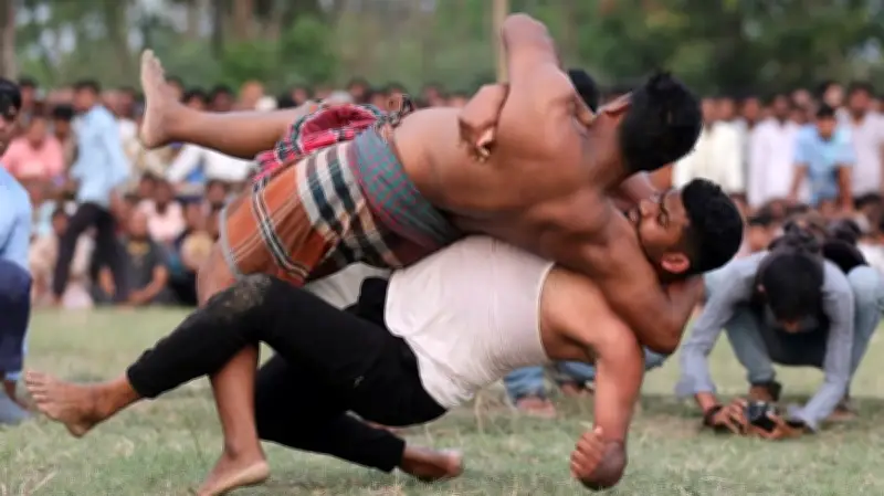 মিরসরাইয়ে শতবর্ষের ঐতিহ্যবাহী বলীখেলা অনুষ্ঠিত, দর্শক বিশৃঙ্খলায় পুরস্কার স্থগিত