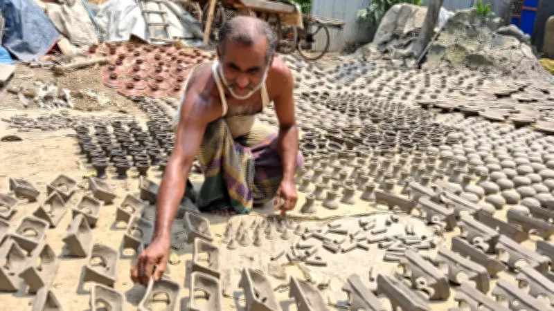কুমারপাড়ায় মাটির শিল্প: রোদ, আগুন আর রঙের মেলায় তৈরি হচ্ছে ঐতিহ্যবাহী সামগ্রী
