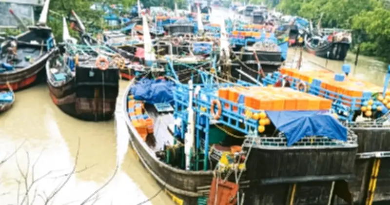 জ্বালানি সংকটে পাথরঘাটার জেলেদের শেষ আশা ভেঙে পড়ল, নিষেধাজ্ঞার আগে সাগরে যেতে পারছেন না