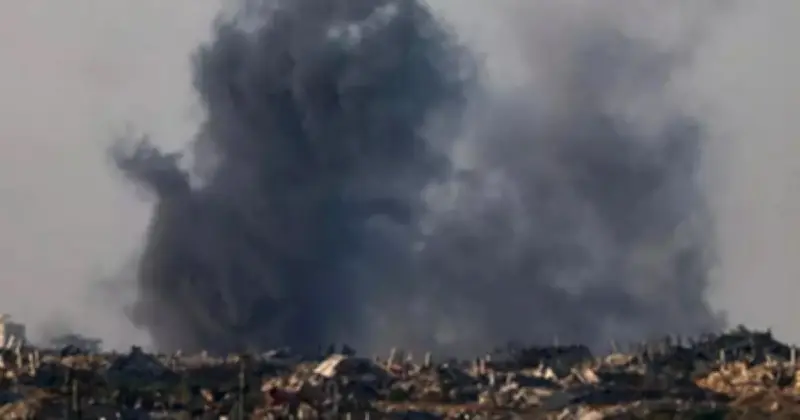 ইরানের ক্ষেপণাস্ত্র প্রতিহত, ধ্বংসাবশেষে আবুধাবির পেট্রোকেমিক্যাল কারখানায় আগুন