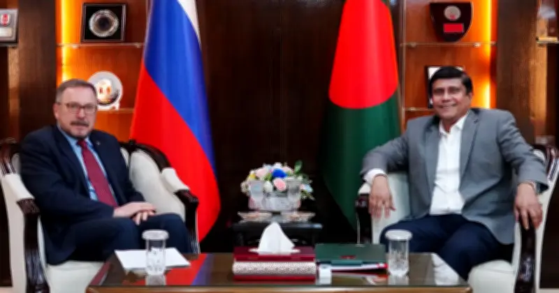 রাশিয়ার রাষ্ট্রদূতের সঙ্গে বাংলাদেশের প্রতিরক্ষা উপদেষ্টার বৈঠক, সামরিক সহযোগিতা জোরদারের আশা