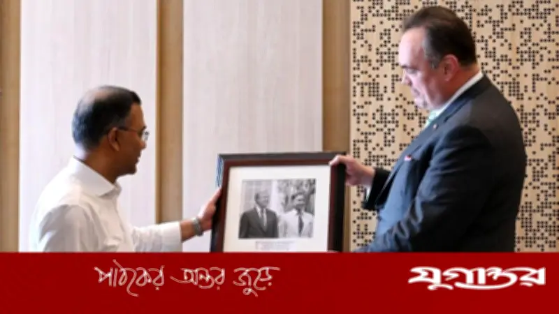 মার্কিন রাষ্ট্রদূত প্রধানমন্ত্রী তারেক রহমানের হাতে দুর্লভ ছবি তুলে দিলেন