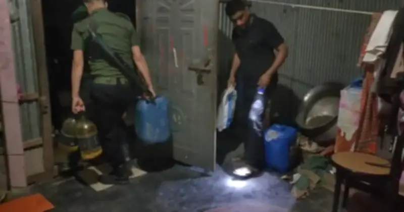 টাঙ্গাইলের ভূঞাপুরে পেট্রোল মজুদ ও অবৈধ বিক্রির অভিযোগে মামলা, জব্দ ১০০ লিটার