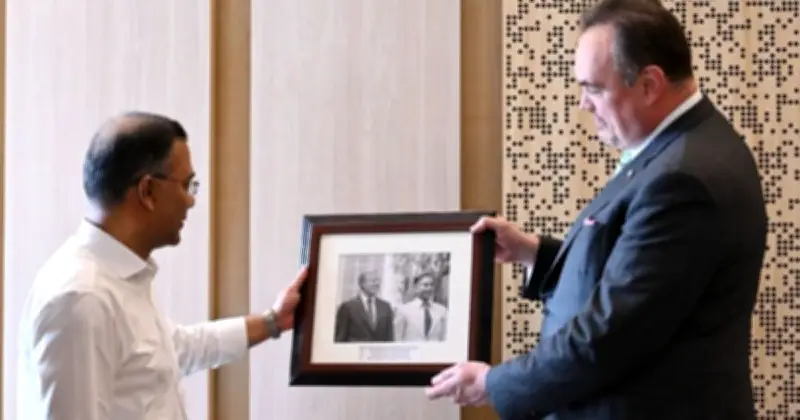 মার্কিন রাষ্ট্রদূতের সঙ্গে প্রধানমন্ত্রীর সাক্ষাৎ: দুর্লভ ছবি ও হোয়াইট হাউজ রেপ্লিকা উপহার