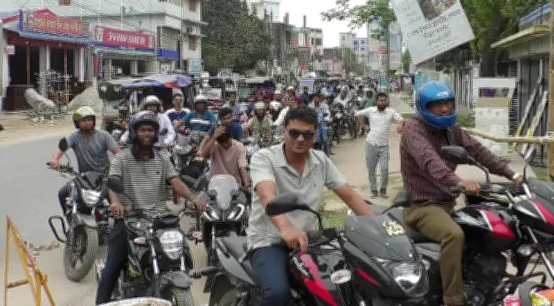 নওগাঁয় ফুয়েল অ্যাপে তেল বিক্রি শুরু, স্বচ্ছতা বাড়লেও গ্রাহকদের ভোগান্তি কমেনি