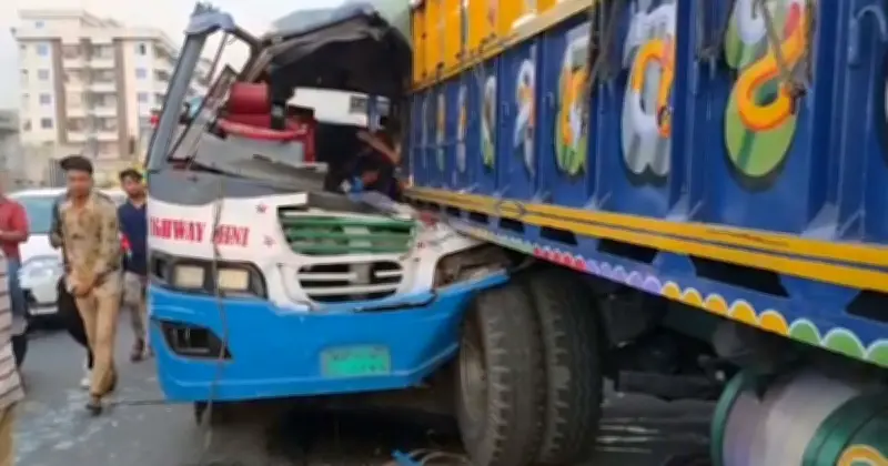 গাজীপুরের কোনাবাড়ী ফ্লাইওভারে মিনিবাস-ট্রাক সংঘর্ষে ২ নিহত, ১৫ জন আহত