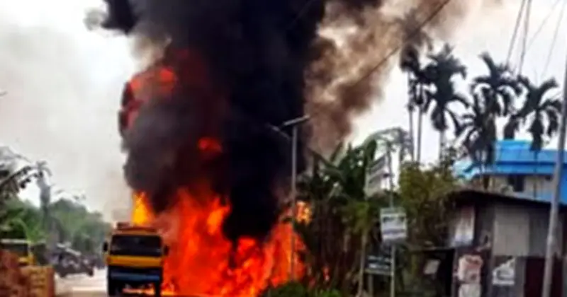 গৌরনদীতে জ্বালানি লরিতে অগ্নিকাণ্ড: চালকের বুদ্ধিমত্তায় রক্ষা পেল ফিলিং স্টেশন