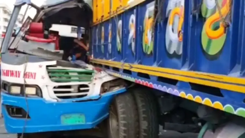 গাজীপুরে ট্রাক-বাস সংঘর্ষে নিহত ২, ডিএমপির অবৈধ বাস কাউন্টার সরানোর নির্দেশ