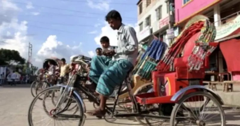 ঢাকার রাতে জ্বলে উঠা অদৃশ্য বিদ্যুৎ: একটি সমান্তরাল অবকাঠামোর গল্প