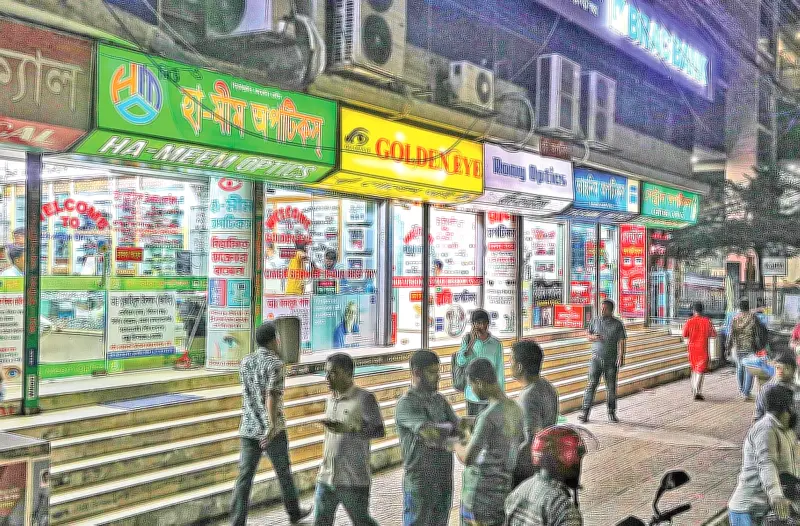 জ্বালানি সংকটে রাজধানীর দোকানপাট সন্ধ্যায় বন্ধ, বিক্রি অর্ধেকে নেমেছে