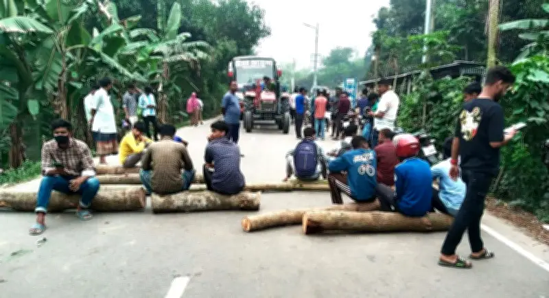 জামালপুরের ইসলামপুরে জ্বালানি তেল না পেয়ে মোটরসাইকেলচালকদের সড়ক অবরোধ, পরিস্থিতি নিয়ন্ত্রণে