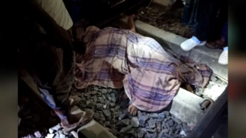 ট্রেনের সামনে ঝাঁপ ও ব্যবসায়ী হত্যা: পূর্ব শত্রুতার জেরে যুবক কুপিয়ে নিহত