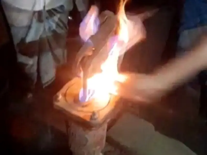 নোয়াখালীর চাটখিলে নলকূপ থেকে গ্যাস নির্গমন: দিয়াশলাই ধরতেই জ্বলে উঠছে আগুন