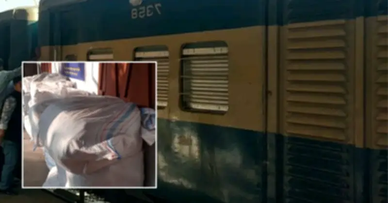 ব্রাহ্মণবাড়িয়ার আশুগঞ্জে রেলওয়ে স্টেশনে কর্ণফুলী ট্রেন থেকে বিপুল ভারতীয় শাড়ি জব্দ