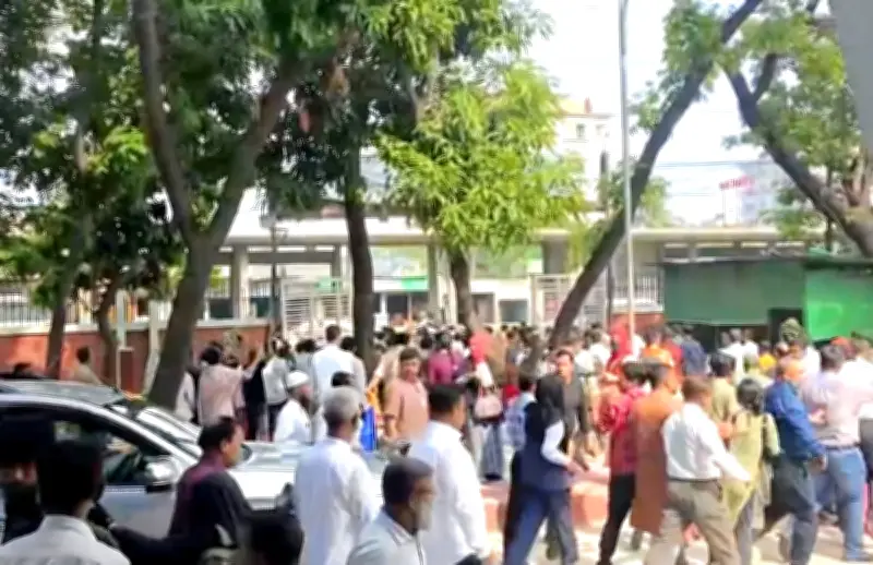 গাজীপুরে জাতীয় বিশ্ববিদ্যালয়ে শিক্ষার্থীদের বিক্ষোভ, উপাচার্যের গাড়ি ভাঙচুরের অভিযোগ