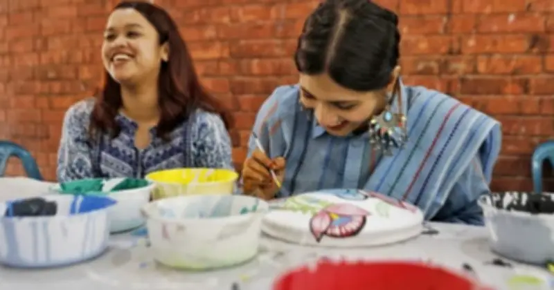 পয়লা বৈশাখের প্রস্তুতি: ঢাবি চারুকলায় শিক্ষার্থীদের স্বতঃস্ফূর্ত অংশগ্রহণ