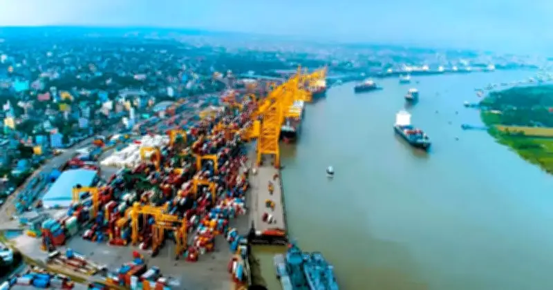 চট্টগ্রাম বন্দরে জ্বালানি আমদানি: এলএনজি, এলপিজি ও গ্যাস অয়েল নিয়ে চার জাহাজ খালাস চলছে