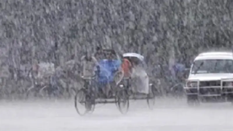 বৃষ্টিবলয় 'গর্জন' আসছে, ইরান-ইসরায়েল উত্তেজনা ও স্বাস্থ্যঝুঁকিতে বাংলাদেশ