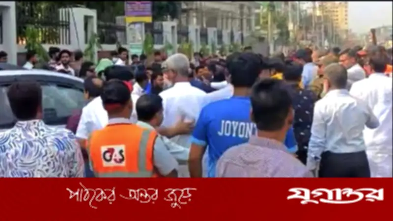 জাতীয় বিশ্ববিদ্যালয়ে অটোপাশ দাবিতে উপাচার্য অবরুদ্ধ, ৩৫ জন আহত