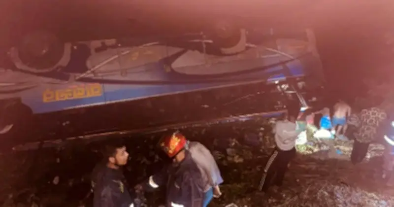 কুমিল্লার দাউদকান্দিতে বাস দুর্ঘটনা: একজনের মৃত্যু, আহত ১৫