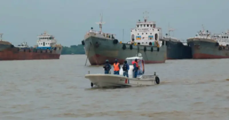 মোংলা বন্দরে জ্বালানি সংকটে লাইটার জাহাজ অচল, আমদানি-উৎপাদনে বিপর্যয়