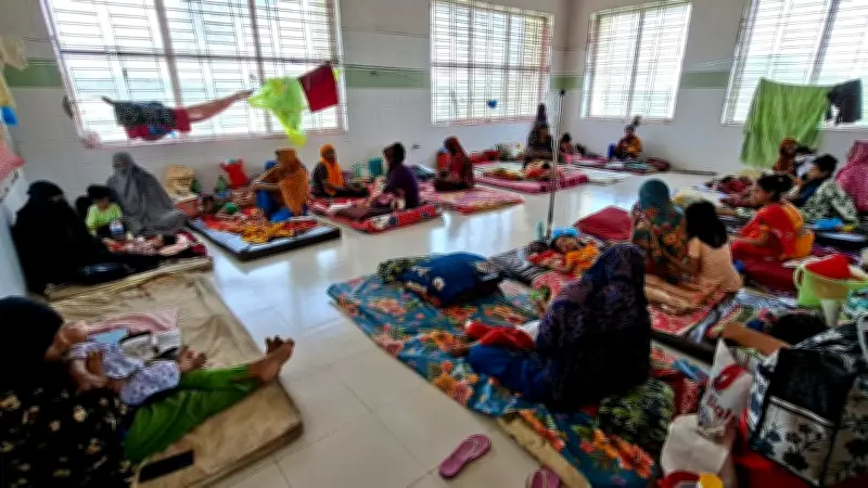 বরগুনায় হাসপাতালে শয্যা সংকট: শিশুদের মেঝেতে চিকিৎসা, হামের প্রাদুর্ভাব উদ্বেগজনক