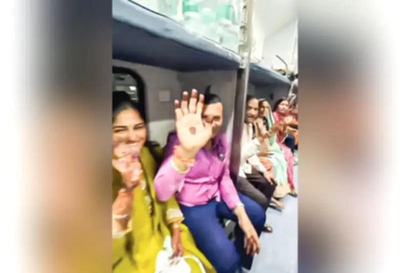 ভারতে বিয়ের বরযাত্রীরা পুরো ট্রেন বগি ভাড়া করে আনন্দে মাতলেন, ভাইরাল ভিডিও