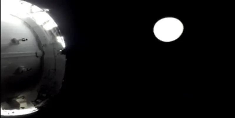 আর্টেমিস ২ মিশনে চাঁদের উল্টো পাশে ৪০ মিনিটের নীরবতা ও রোমাঞ্চকর অভিজ্ঞতা