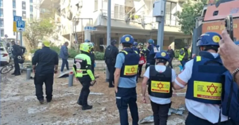 ইরানের নতুন মিসাইল হামলায় ইসরায়েলের মধ্যাঞ্চলে আঘাত, গাড়ি উল্টে গেছে